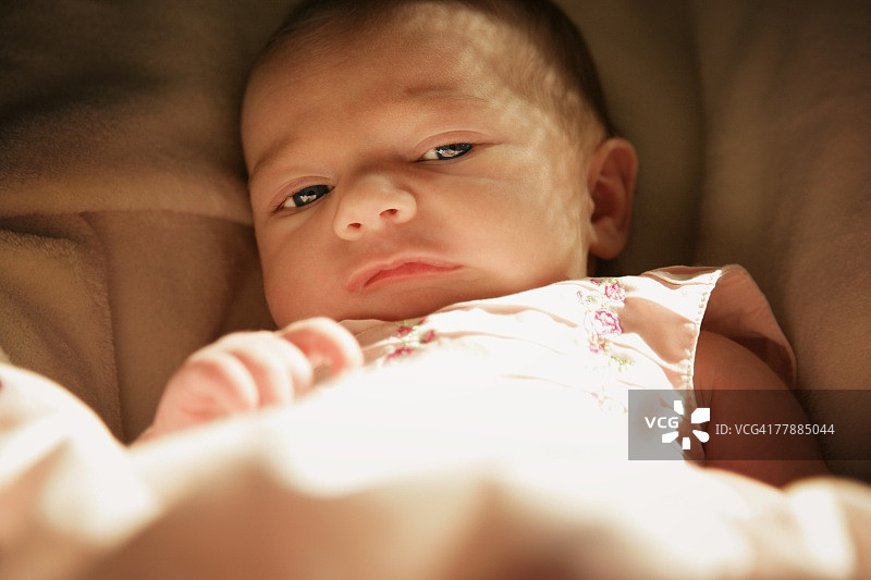 宝宝躺下图片素材