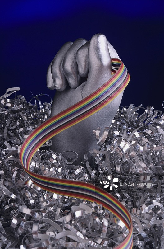 拿着电脑线的银色手图片素材