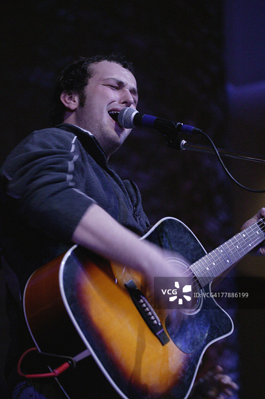 唱歌弹吉他的男人图片素材