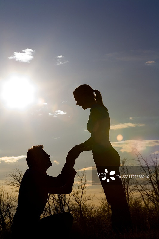 求婚剪影图片素材