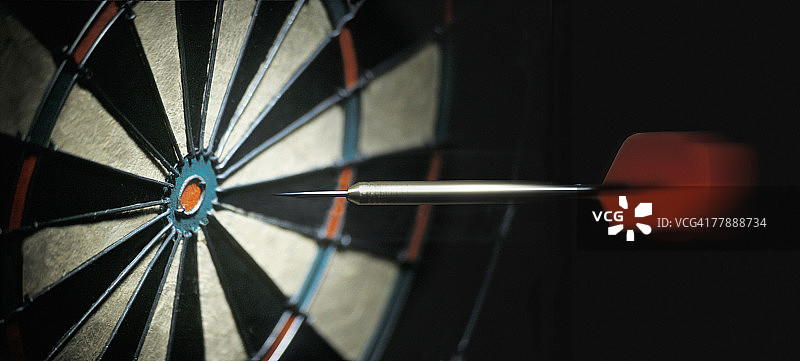 飞向飞镖靶的飞镖图片素材