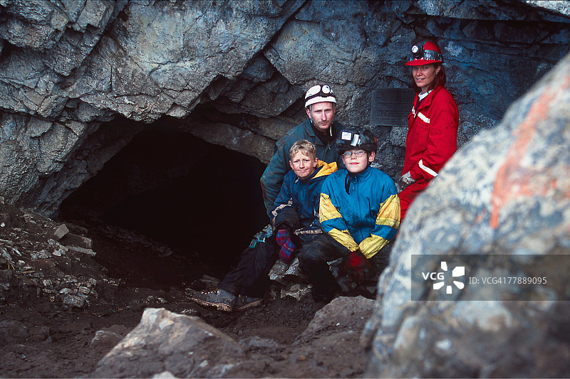 家庭洞穴探险肖像图片素材