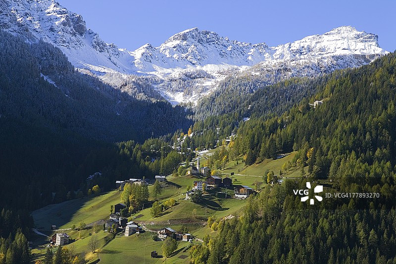 山谷中的阿尔卑斯山村图片素材