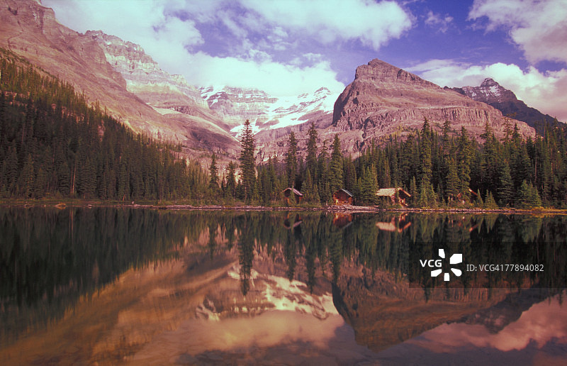 加拿大不列颠哥伦比亚省幽鹤国家公园奥哈拉湖的小屋和山脉倒影图片素材