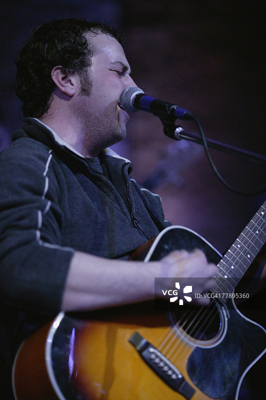 男人弹吉他唱歌图片素材