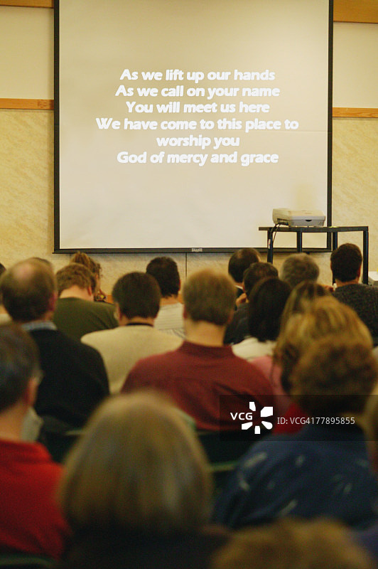 教堂会众在投影仪前唱诗敬拜图片素材