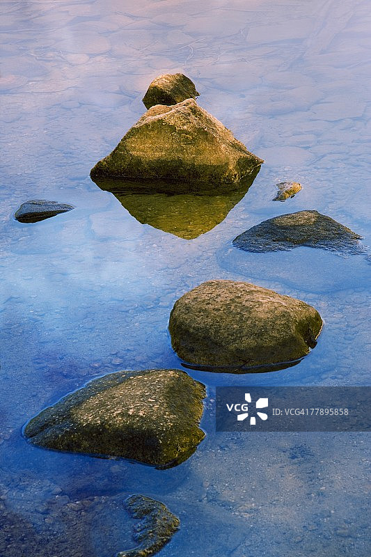 水中的大型垫脚石图片素材