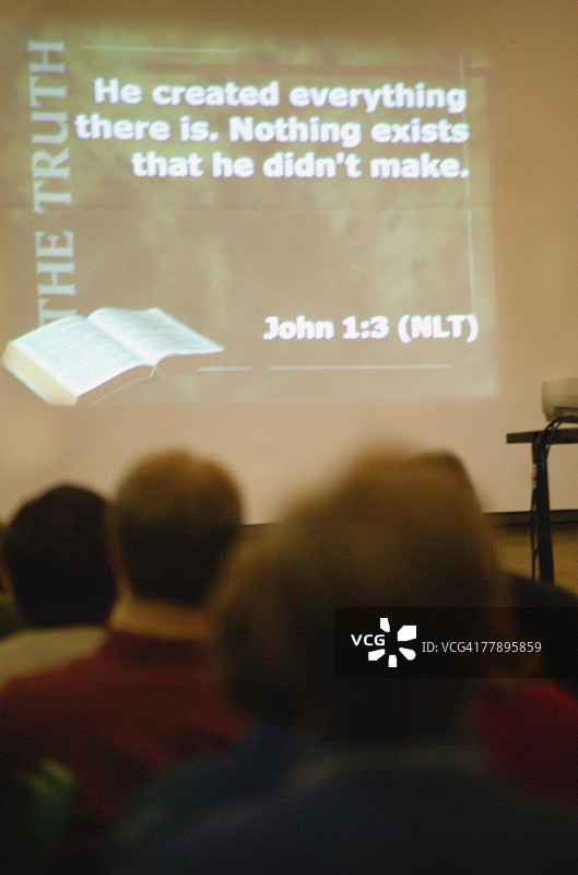 教堂墙壁上约翰福音的经文投影图片素材