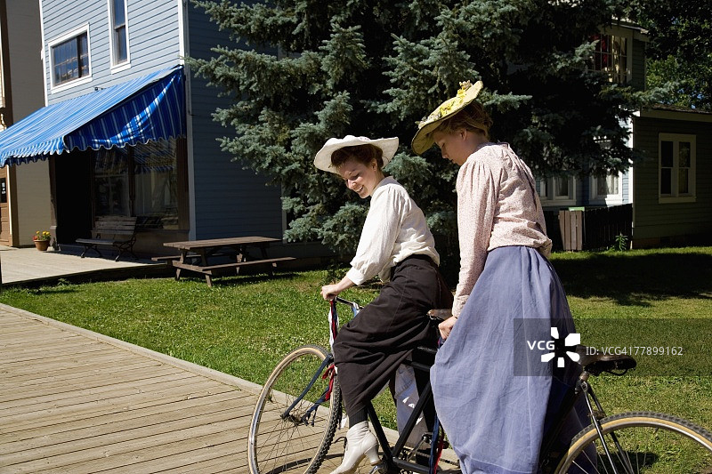骑双人自行车的女人们图片素材