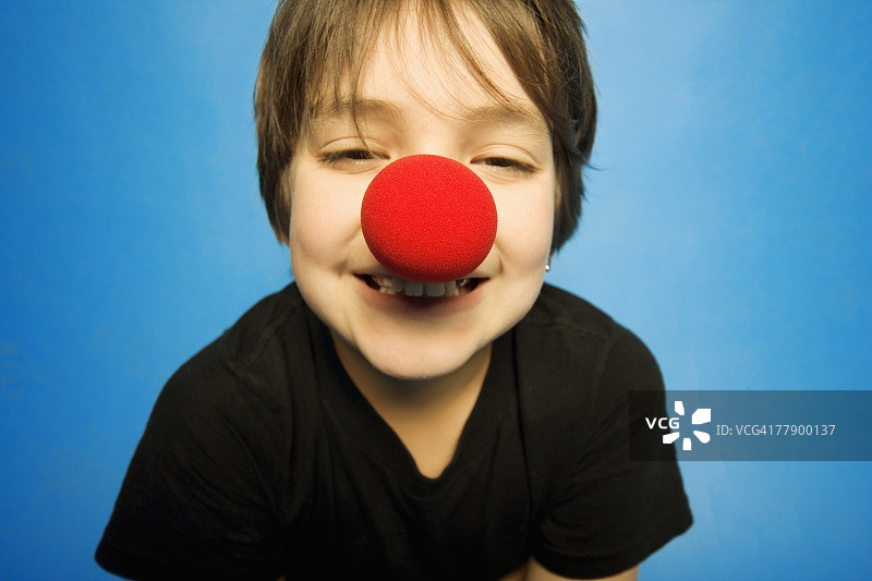 男孩戴着小丑鼻子图片素材