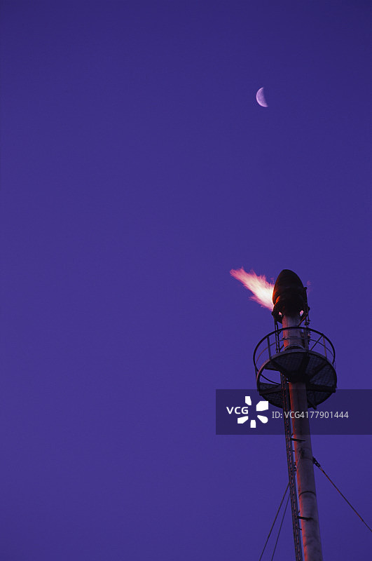 燃气工厂塔上的火焰图片素材