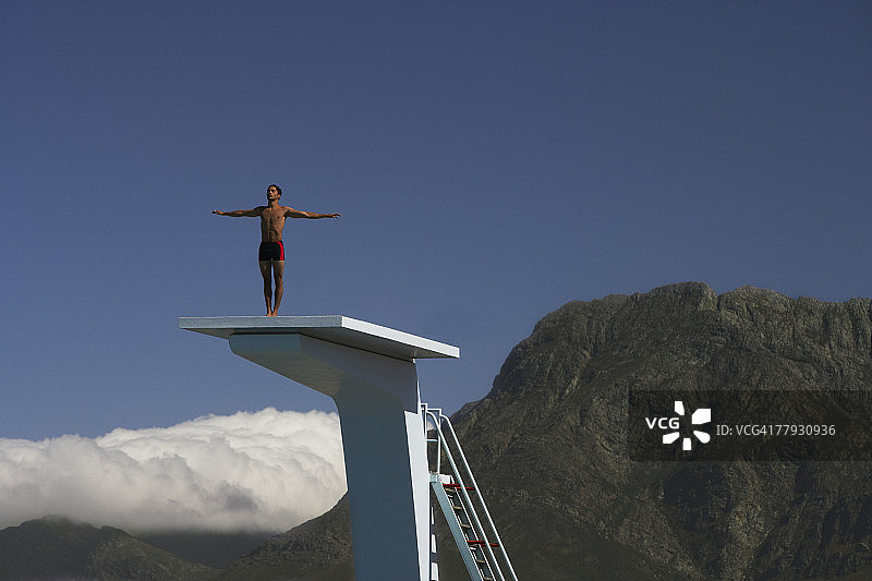 潜水员站在风景优美的跳板上图片素材