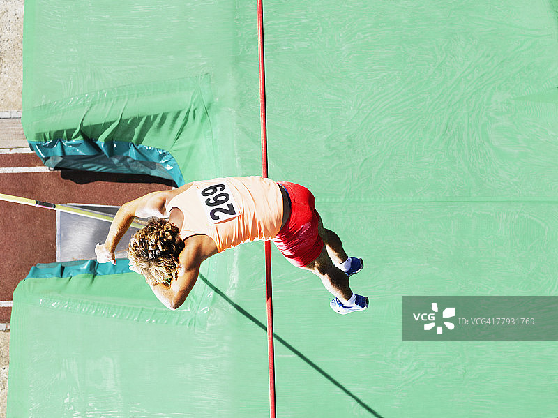 运动员在大型垫子上进行撑杆跳图片素材