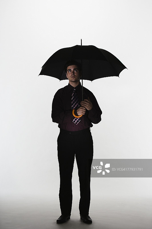 男人拿着雨伞图片素材
