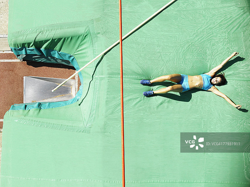 撑杆跳运动员在落地垫上图片素材