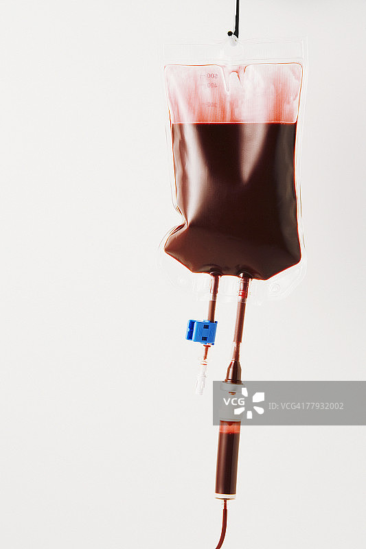 装满血液的输液袋图片素材