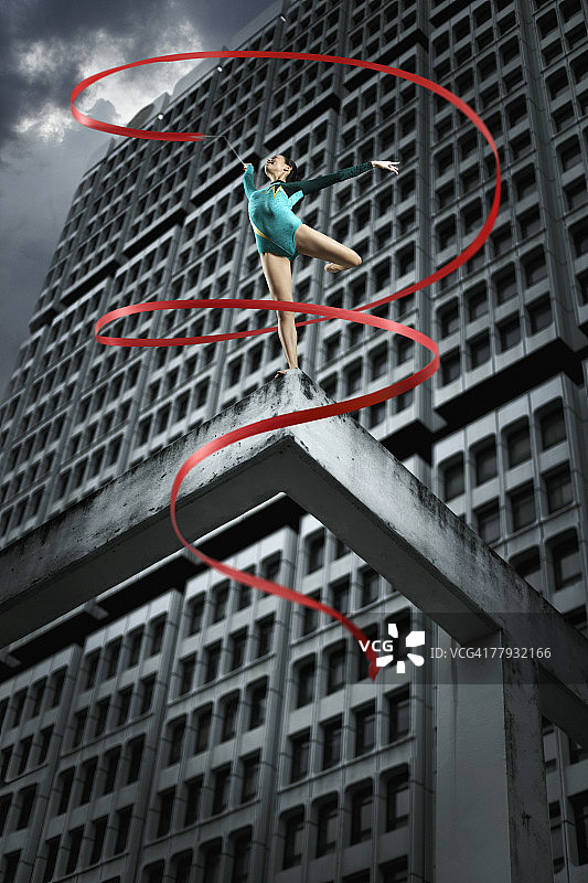 在带彩带的结构顶部的体操运动员图片素材