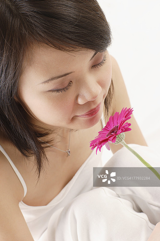 女人闻花香图片素材