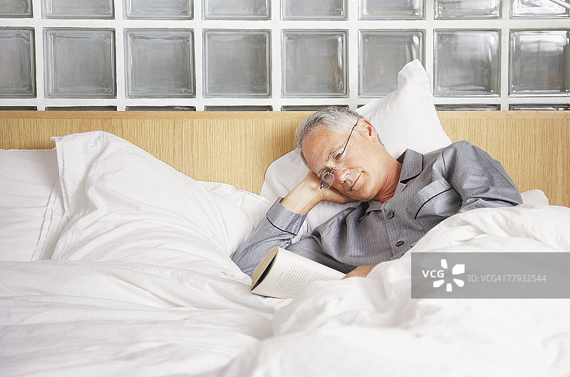 男人在床上看书图片素材