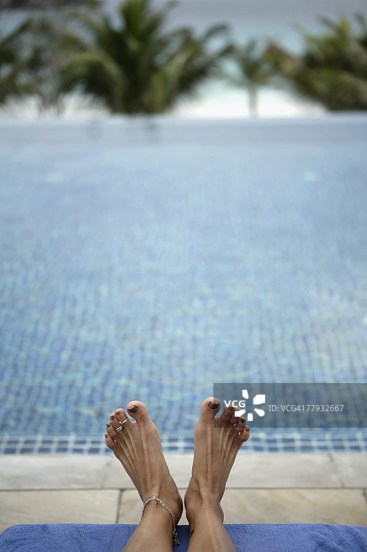 泳池边的女人脚图片素材