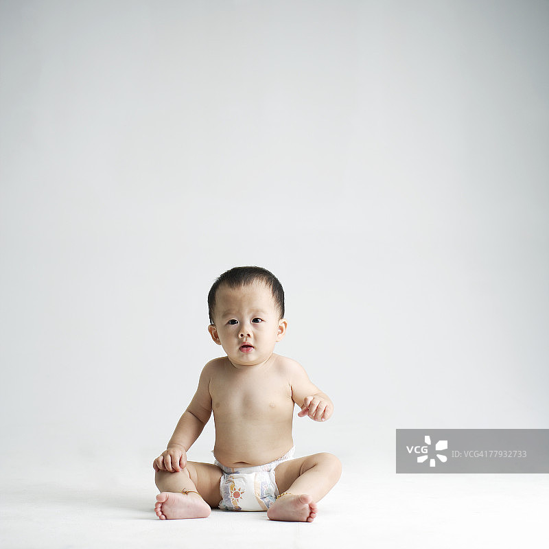 宝宝坐着看向镜头图片素材