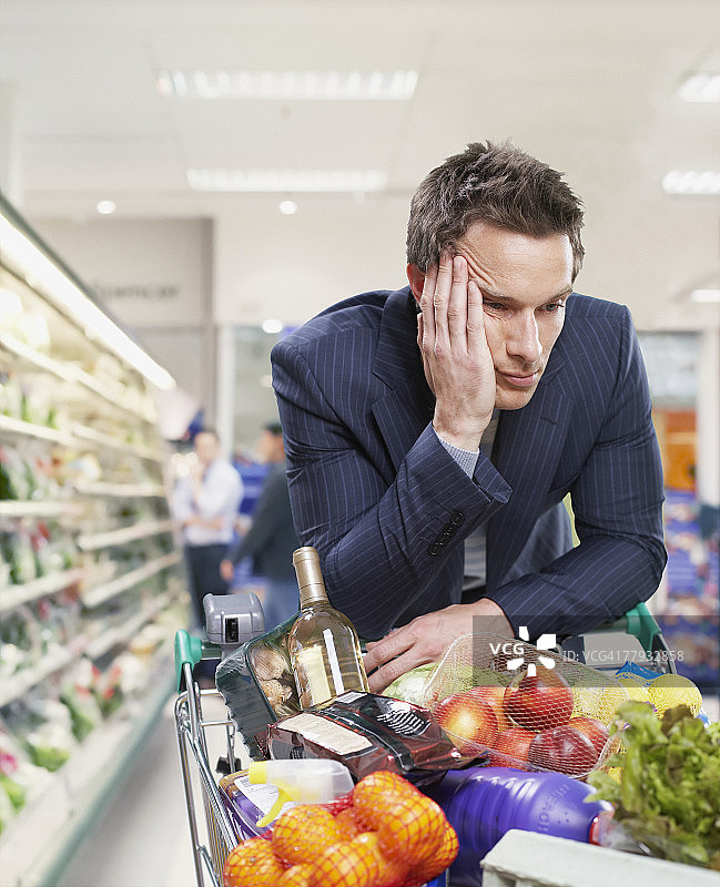 男人购买食品图片素材