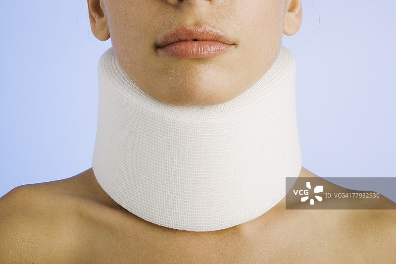 颈部扭伤的女人图片素材