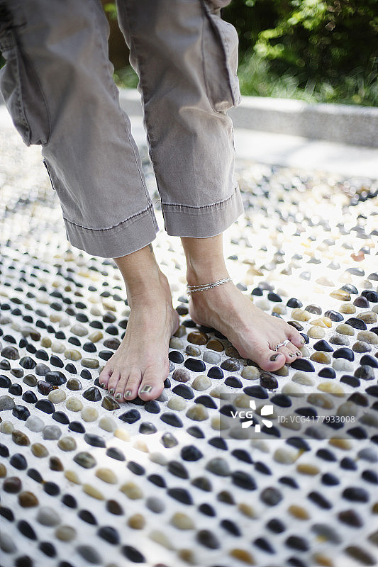 户外鹅卵石地面上的脚图片素材