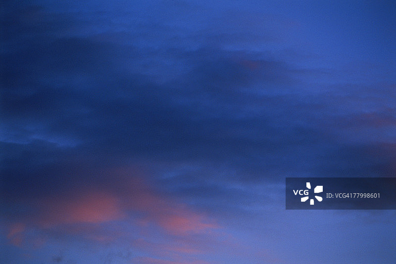 光线渐弱的模糊云彩图片素材