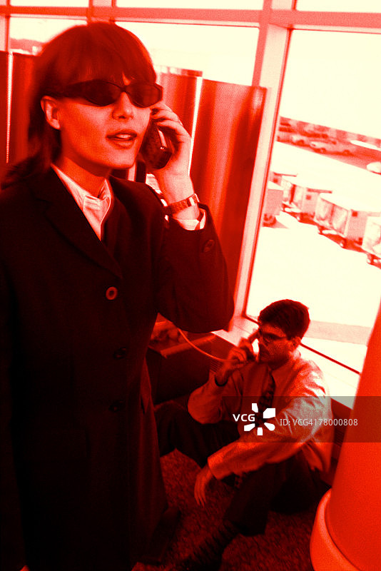 女人在机场航站楼使用手机图片素材