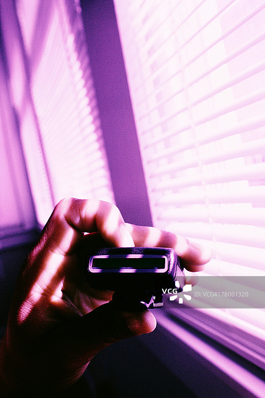 手持寻呼机靠窗图片素材