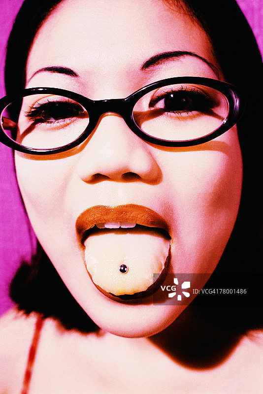 穿孔舌头的女人图片素材