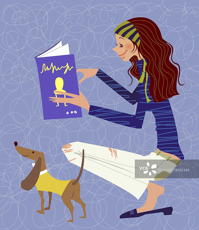 女人读书，小狗站在她旁边的侧面照图片素材