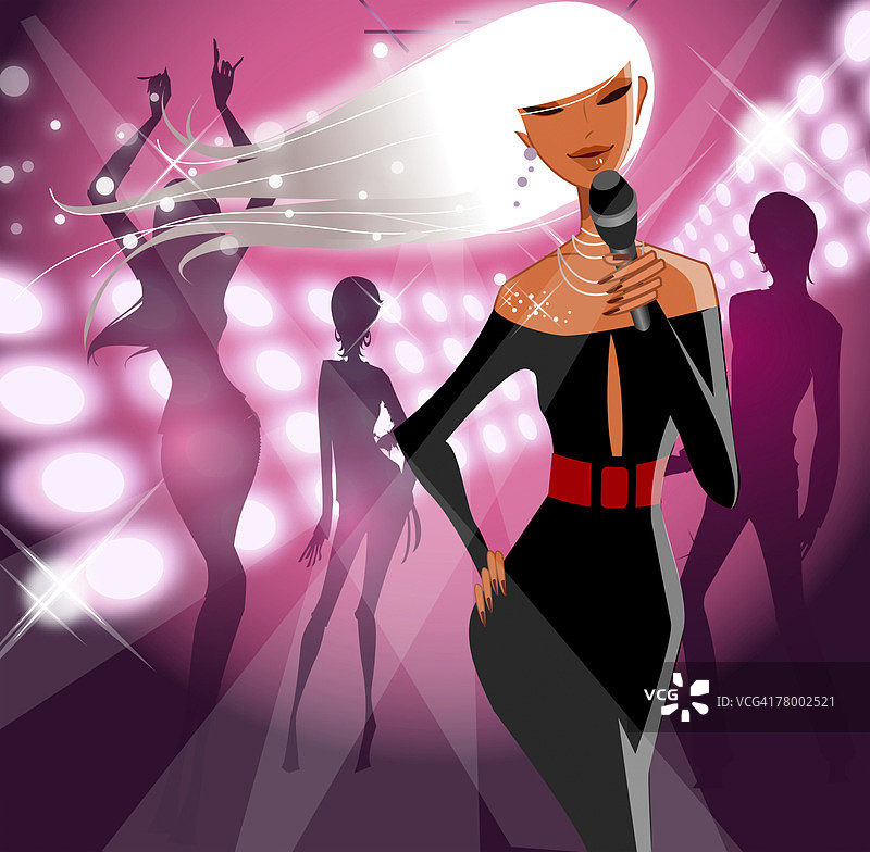 特写：女人对着麦克风唱歌，背景中三人跳舞图片素材
