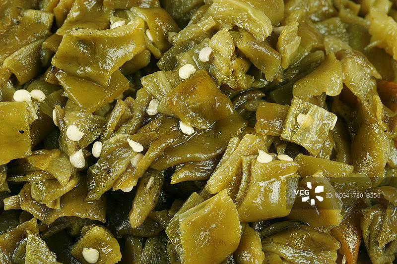 新鲜的墨西哥青辣椒特写镜头，经过烘烤、去皮和切碎图片素材
