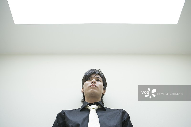 年轻男人的脸，低角度视角图片素材