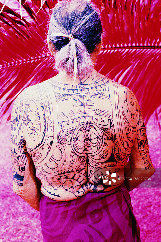 背部有传统纹身的男人图片素材