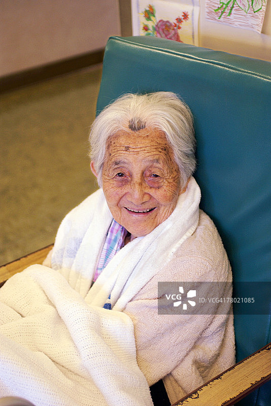 裹在毯子里的年长的女人图片素材