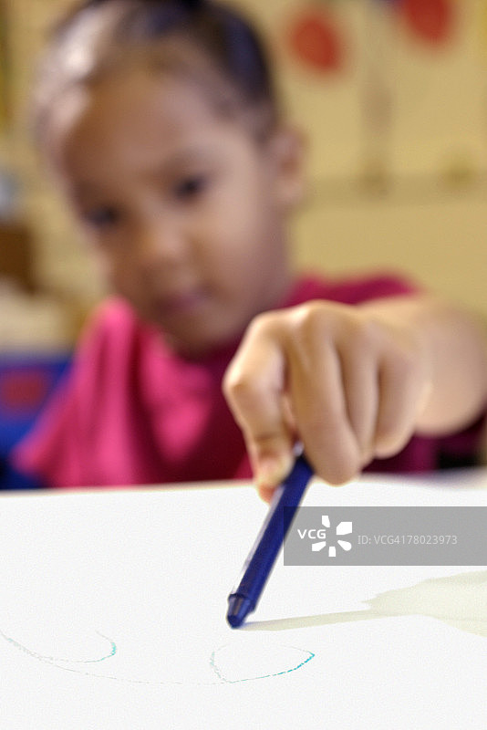 女孩用蜡笔画画图片素材