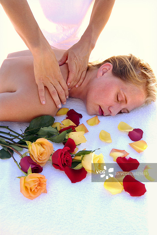 女子接受按摩图片素材