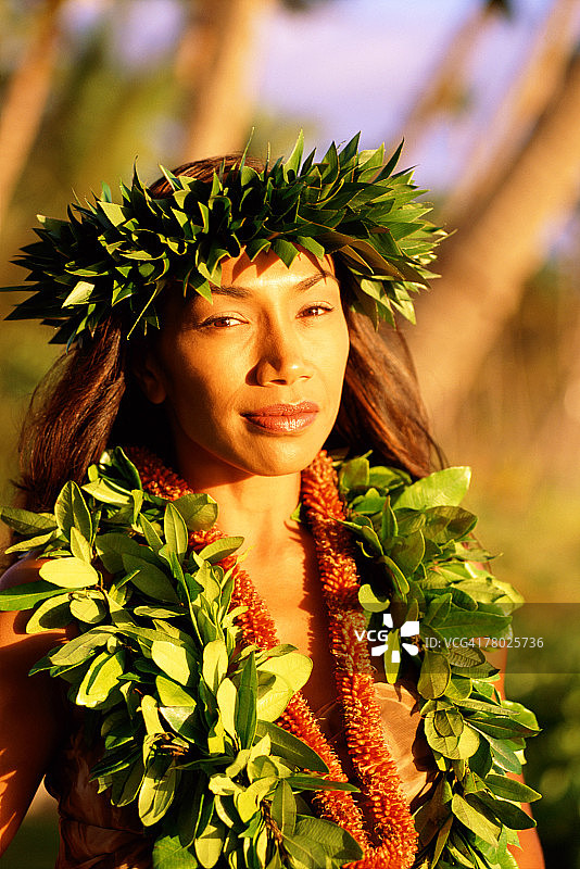 戴夏威夷花环和头带的户外女性肖像图片素材
