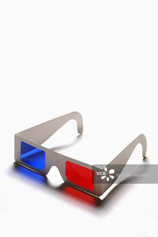 静物：白色表面上的一副3D眼镜图片素材