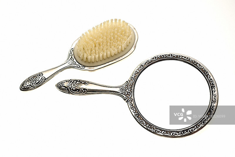 银色手持镜和发刷静物图片素材