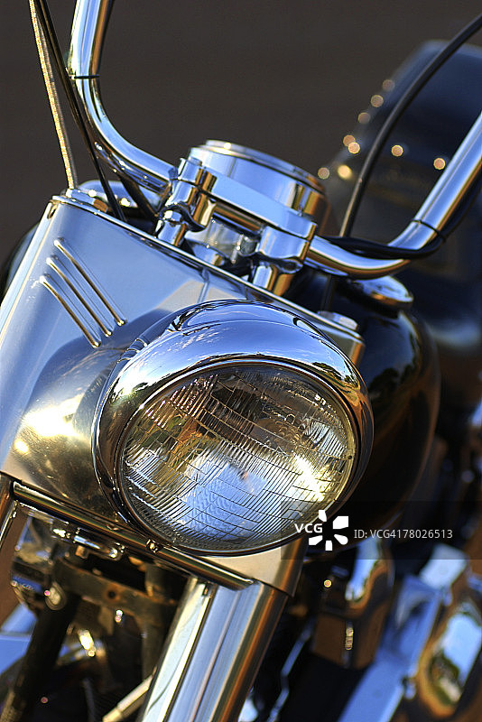 摩托车前部镀铬头灯特写静物图片素材