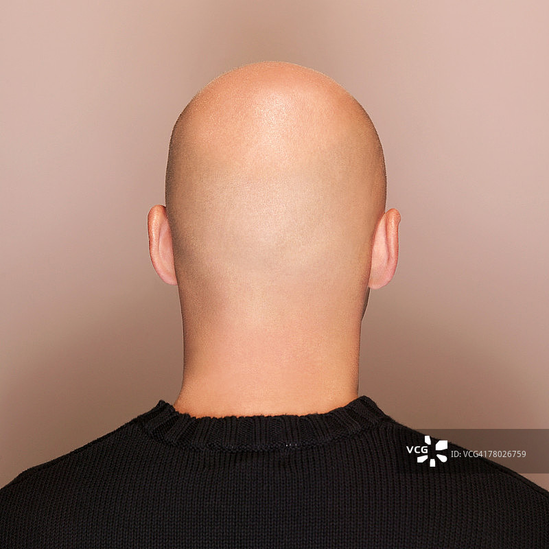 一名男子光头的后脑勺特写图片素材