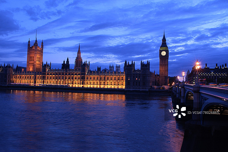 夜幕下的威斯敏斯特桥，通往伦敦的英国议会大厦图片素材