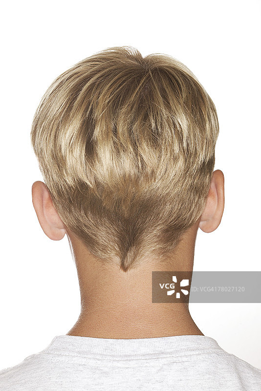 年轻金发男孩后脑勺的竖版照片图片素材