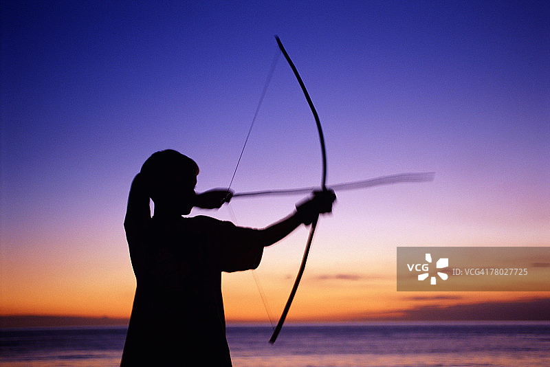 男孩射箭图片素材