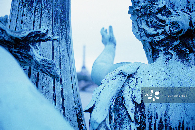 巴黎亚历山大三世桥上，天使雕像伸出手臂的蓝色调特写图片素材