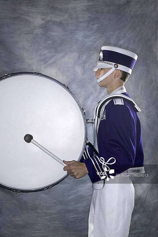 行进乐队制服中低音鼓手的侧面图片素材